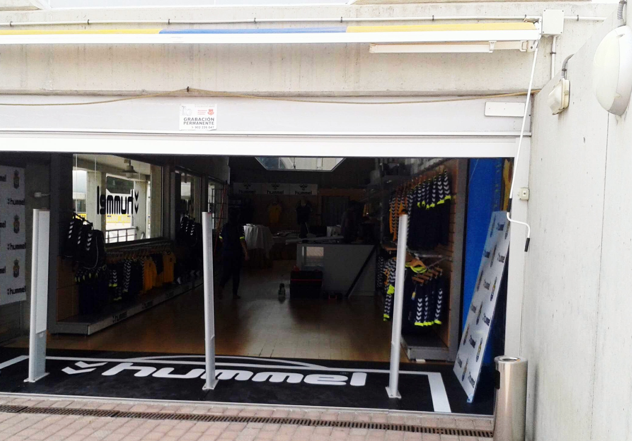 Hummel reabre la tienda amarilla