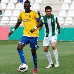 Chrisantus controla el balón ante la mirada de un defensor del Córdoba /@LUISALGUACIL (CORDOBADEPORTE.COM)