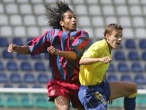 Javi Castellano pugna por el esférico / canariasdeportiva.com