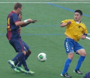 Leto puja por el esférico en el partido contra el Barcelona / Manuel Dopazo (mariodelasanta.blogspot.com.es)