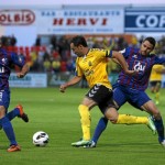 Tato trata de zafarse de dos defensores del Huesca / LFP