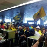 Un numeroso grupo de aficionados despide al equipo en Gando