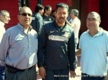 El presidente del Unión Viera, Francisco Ramos y Paco Pepe Trujillo, director deportivo, junto al Cholo Simeone / Mario García de La Santa