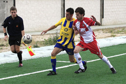 especial30lpalt_5 Armiche intenta controlar ante un jugador del Ciempozuelos