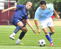 pollo_romero09 Pollo, en un partido de esta temporada, intenta quitarle el esférico a Vicente Romero