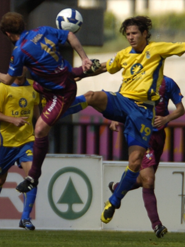 udlp_huesca_1 Pablo Sánchez, autor del gol, pugna un balón por alto