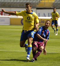 udlp_huesca_3 David García disputa un balón con un jugador del Huesca