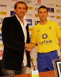 josico_oarias Josico estrechando la mano de Óscar Arias / Foto: Mykel