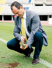 oscarhernandez_egc Óscar Hernández, el pasado mes de septiembre analizando el césped del Estadio / La Provincia