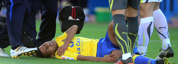 viera_luxacion_600 Viera, tras el golpe, tendido en el terreno de juego con evidentes signos de dolor / Mykel