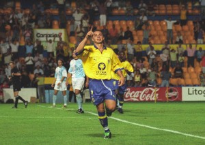 ud_compostela_ruben_celebra_gol_020921 | udlaspalmas.NET En la última década, la Unión Deportiva Las Palmas ha disputado tres prórrogas en la Copa del Rey. En la única derrota posterior a una prórroga estaba Juan Manuel Rodríguez en el banquillo · La última tanda de penaltis, el 14 de diciembre del 2000 contra el Sporting