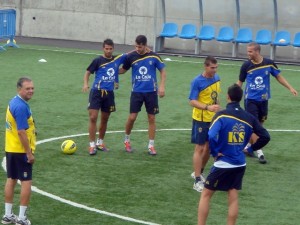 El cuidado del césped del Estadio de Gran Canaria ha provocado que el primer equipo de la Unión Deportiva Las Palmas se haya ejercitado en el Anexo al Estadio de Gran Canaria · "Ya es hora, por historia, de la Ciudad Deportiva" · Ya van dos veces esta temporada.