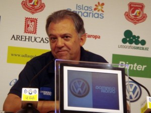 El entrenador grancanario, que ya tiene elegido quién será el lateral diestro de la Unión Deportiva Las Palmas, es consciente de que es difícil hacer coincidir a todos · David García está para 90 minutos · Vitolo no tiene que pedir disculpas por cómo esta jugando.