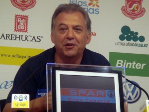 El entrenador grancanario, que ya tiene elegido quién será el lateral diestro de la Unión Deportiva Las Palmas, es consciente de que es difícil hacer coincidir a todos · David García está para 90 minutos · Vitolo no tiene que pedir disculpas por cómo esta jugando.