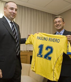 Paulino Rivero junto a Miguel Ángel Ramírez, con una camiseta de la UD Las Palmas, en una imagen de archivo
