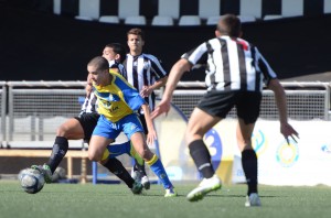 Las Palmas venció al Vecindario en un duro partido gracias a los goles de Nili y Joshua · Si el Tenerife pierde este domingo, los amarillos podrían cantar el alirón el próximo fin de semana.