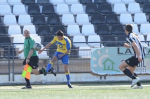 Las Palmas venció al Vecindario en un duro partido gracias a los goles de Nili y Joshua · Si el Tenerife pierde este domingo, los amarillos podrían cantar el alirón el próximo fin de semana.