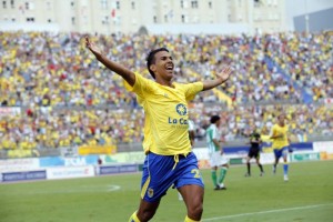 Jonathan Viera celebra un tanto ante el Real Betis en el Estadio de Gran Canaria / Web oficial