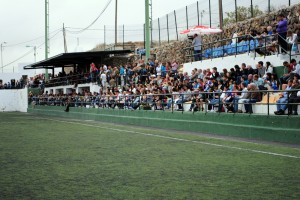Lleno absoluto en el Agustín García Hernández para ver a la Unión Deportiva Las Palmas · Jóvenes y no tan jóvenes quisieron quedarse con cualquier recuerdo de sus ídolos · Partido inolvidable para el municipio de Moya.