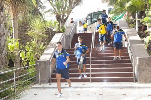 Los jugadores amarillos, a su llegada al hotel el pasado verano / Francisco Socorro (Canarias 7)