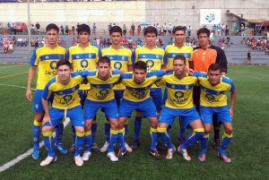 En uno de los recintos más difíciles de la categoría, el División de Honor fue capaz de remontar y ganar terminando con Nauzet como jugador de campo · El partido estuvo suspendido 25 minutos · Los amarillos hacen pleno de puntos.