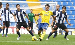 La Unión Deportiva alimenta su racha triunfalista. Con mucha trabajo, los amarillos consiguieron vencer a un Hércules caricaturizado. Nauzet Alemán y Javi Guerrero hicieron los tantos amarillos. Suma y sigue para un grupo cada vez más confiado de sus posibilidades.