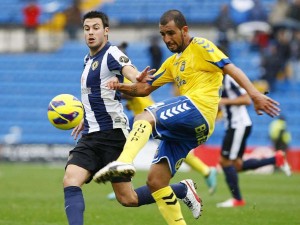 La Unión Deportiva alimenta su racha triunfalista. Con mucha trabajo, los amarillos consiguieron vencer a un Hércules caricaturizado. Nauzet Alemán y Javi Guerrero hicieron los tantos amarillos. Suma y sigue para un grupo cada vez más confiado de sus posibilidades.