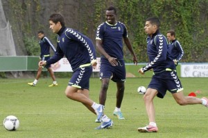 El camerunés Atouba y Aythami son las novedades de la convocatoria, una vez han recibido sus respectivas altas médicas. Todos los jugadores disponibles están convocados. Únicamente David González, Raúl Lizoain y Juanpe se perderán seguro el choque.