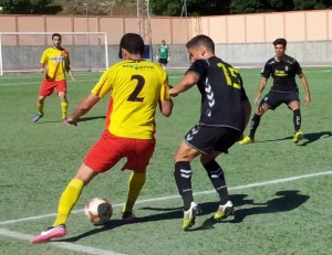 Omar Perdomo y Héctor Hernández presionan a Edu / gomeradeportes.es