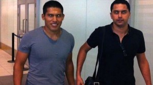Andy Pando y su representante, Carlos González, en el aeropuerto rumbo a España