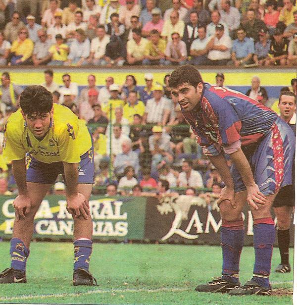 LaLiga promueve una 'jornada Retro' entre el 10 y el 13 de abril. Desde las equipaciones que usarán los equipos y árbitros hasta los grafismos en televisión, se fija así una jornadas que tenderá puentes entre el presente y el pasado de la competición. La jornada 35 de Segunda División (y 31 en Primera División)