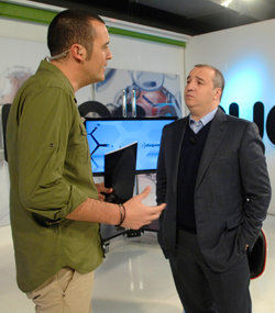 Julio Cruz, presentador de Nueve Deportes, junto a Miguel Ángel Ramírez / La Provincia