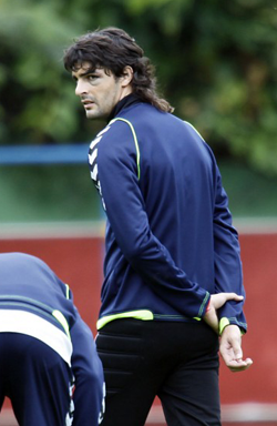 Barbosa, en el entrenamiento de este miércoles, con el golpe del delantero del Real Murcia visible / Web oficial