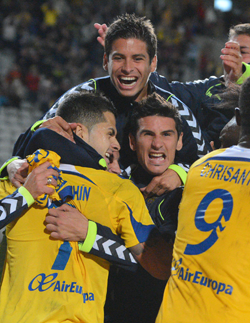 Una celebración de locura. El tanto en el 94 envolvió a todo el equipo en un abrazo con Vitolo. / Samuel Sánchez (udlaspalmas.net)