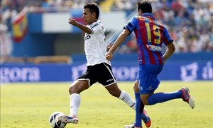 Jonathan Viera conduce el esférico, en una imagen reciente con el Valencia / LigaBBVA.com