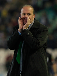 Pepe Mel, aleccionando a sus jugadores desde la banda / Web oficial Betis