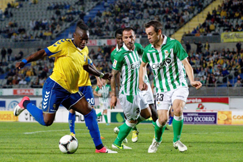 Thievy, rodeado de defensas del Betis, en el partido de ida (1-1) / Samuel Sánchez (udlaspalmas.net)
