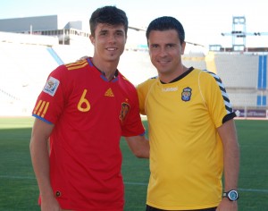 Sergio Lobera saluda a Héctor Hernández / Mario de la Santa