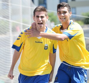 Benito, que marcó su quinto gol de la temporada, celebra el gol de Dani Ojeda / Samuel Sánchez (udlaspalmas.net)