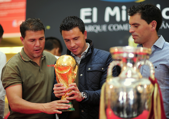 Juan Carlos Socorro, Sergio Lobera y Manu Sayabera se fotografiaron junto a la Copa del Mundo conseguida por España / Mykel