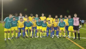Los jugadores del Arucas y los amarillos, retratados ayer en el nuevo campo del municipio norteño / laprovincia.es