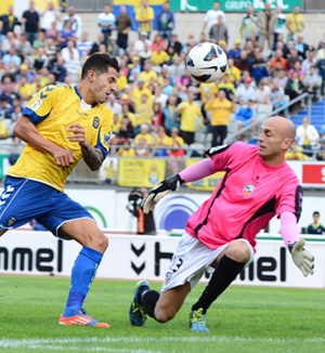 Vitolo y Nauzet Pérez volverán a verse las caras. En la ida, el portero grancanario le ganó la partida al extremo amarillo en varias acciones / UDLASPALMAS.NET