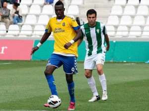 Chrisantus controla el balón ante la mirada de un defensor del Córdoba /@LUISALGUACIL (CORDOBADEPORTE.COM)