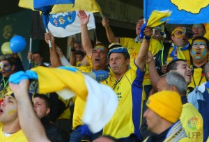 Grupo de aficionados amarillos en las gradas de El Toralín / LFP