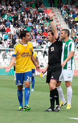 Pérez Pallás, en el momento que expulsa a Dani Castellano. Hernán, en la protesta, vería la primera amarilla / @LuisAlguacil (cordobadeporte.com)