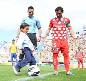 Alejandro Rodríguez realizó el saque de honor / Samuel Sánchez (udlaspalmas.net)