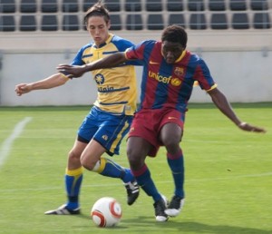 Álvaro Arencibia presiona a Dongou en la Copa de Campeones 2011 / presentedeportivo.com