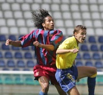 Javi Castellano pugna por el esférico / canariasdeportiva.com