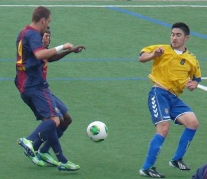 Leto puja por el esférico en el partido contra el Barcelona / Manuel Dopazo (mariodelasanta.blogspot.com.es)