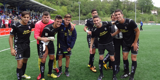 Los jugadores del filial celebran el triunfo en Tuilla — Emilio Luis para udlaspalmas.net.